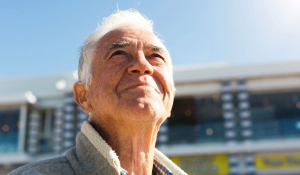 Älterer Mann mit Sonnenexposition